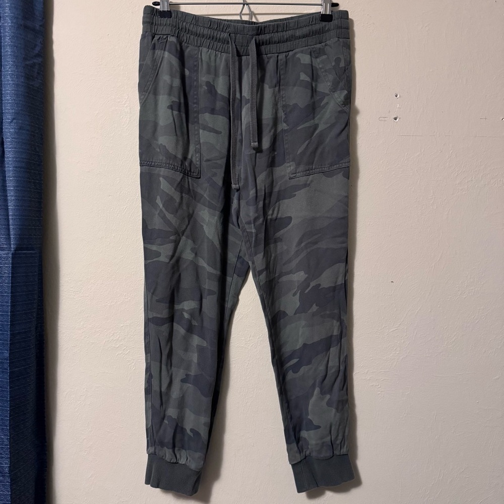 Splendid camo print jogger style pant Size Medium